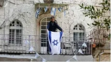 مستعمرون يرفعون أعلام الاحتلال قرب خيام المواطنين في الأغوار