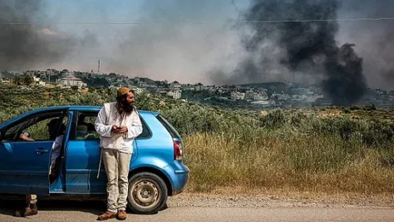 مستعمرون يضرمون النار في خيام البدو غرب سلفيت