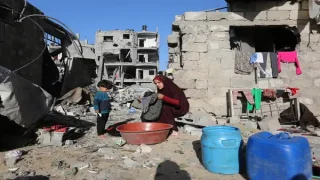 5 شهداء في قصف الاحتلال مدرسة تؤوي نازحين بمخيم جباليا شمال قطاع غزة