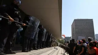 حظر تجول ليلي وسط لوس أنجلوس.. ترمب يتوعّد بـ”تحرير” المدينة