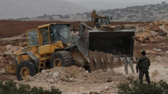 رام الله: مستعمرون يواصلون تجريف أراضي المواطنين في بلدة سنجل