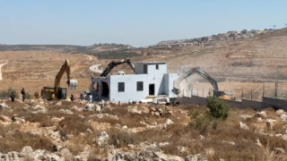 الاحتلال يهدم أربعة منازل وبركسين في شقبا شمال غرب رام الله