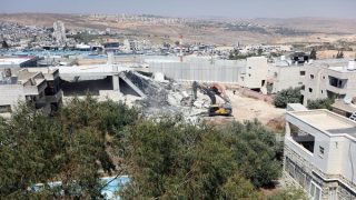 الاحتلال يهدم منشآت ويخطر بوقف العمل في أخرى بالضفة والقدس