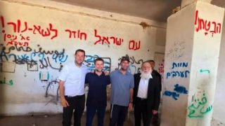 الوزير سموتريتش إلى جانب شعارات “الموت للعرب” يحتفل بإقامة مستوطنات في الضفة