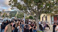 المحكمة للمتظاهرين ضد تجويع غزة: “لماذا لا تحملون لافتات بالعبرية؟”