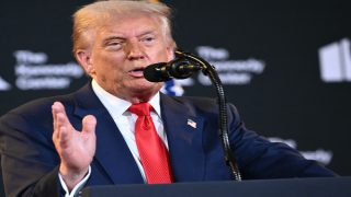 ترامب يتوعد روسيا بعواقب وخيمة ويسعى لقمة ثلاثية