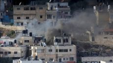 الضفة.. الجيش الإسرائيلي يفجر منزلين لعائلة أسير فلسطيني