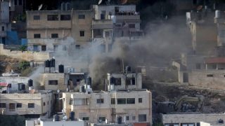 الضفة.. الجيش الإسرائيلي يفجر منزلين لعائلة أسير فلسطيني