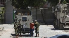 الاحتلال يعتقل شابا وينصب حواجز عسكرية في الخليل