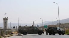 الاحتلال ينصب حاجزا عسكريا عند المدخل الشرقي لبلدة الخضر جنوب بيت لحم