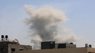 الاحتلال يقصف فريق تأمين المساعدات بدير البلح ومنزلا شمال غرب غزة