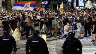 اشتباكات متصاعدة في صربيا بين معارضي الرئيس ومؤيديه