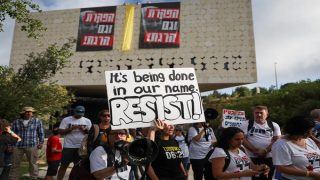 مظاهرات تطالب بصفقة تعيد الأسرى من غزة وإضرام النار بمحيط منزل نتنياهو