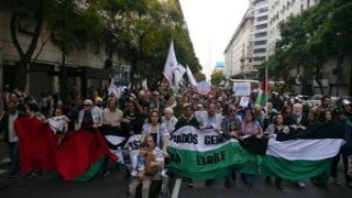 مظاهرة حاشدة في الأرجنتين تنديدا بجريمة الإبادة في قطاع غزة ورفضا لزيارة نتنياهو المحتملة