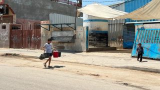 مسؤول حكومي يبسط خطة رعاية الأيتام والنساء في غزة بعد الحرب