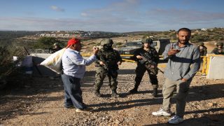 الاحتلال يعتدي على شابين في القدس ويواصل اقتحاماته بالضفة