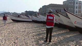 الهلال الأحمر القطري يوزع قوارب صيد لدعم الأسر الضعيفة باليمن