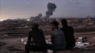 غارات إسرائيلية على غزة بعد دخول وقف إطلاق النار حيز التنفيذ