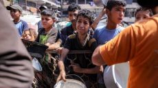 “حكومة غزة” تعلن تنفيذ 5000 مهمة إغاثية.. وتطالب بفتح فوري للمعابر دون قيود