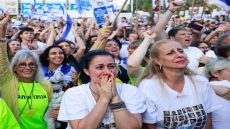 حماس تسمح لأسرى إسرائيليين بالتحدث لأسرهم قبيل إطلاق سراحهم