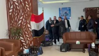 مصر تنقل 150 أسير فلسطيني مبعد من فندق بالقاهرة بعد تحريض من “ديلي ميل”