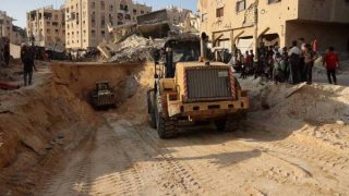 بالجرافات والحفارات.. حماس تبحث عن رفات المحتجزين “الإسرائيليين” تحت أنقاض خان يونس