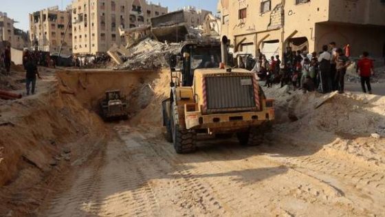 بالجرافات والحفارات.. حماس تبحث عن رفات المحتجزين “الإسرائيليين” تحت أنقاض خان يونس