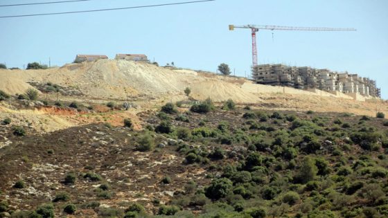الاحتلال يستولي على 70 دونما في نابلس ويشن حملة مداهمات بالضفة