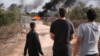 الضفة.. مستوطنون إسرائيليون يحرقون مركبتين شمالي رام الله