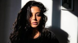 ناشطة على سفينة الضمير تكشف انتهاكات الاحتلال: عُلّقت من الأصفاد وتعرضت للضرب