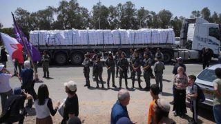 إعلام عبري: محتجون يمينيون يقطعون طريق شاحنات المساعدات إلى غزة عند كرم أبو سالم