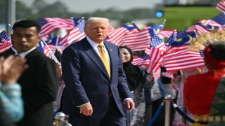 ترامب يعقد صفقات ويتطلع لاتفاق مع الصين في جولته الآسيوية