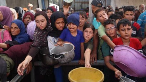 غزة تُباد بالقصف والجوع.. الاحتلال يوسّع اجتياحه ومبادرة سياسية تتأرجح