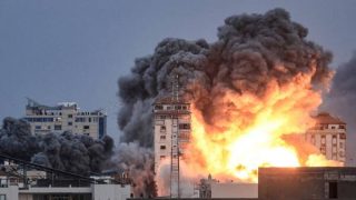 غارات جوية وقصف مدفعي كثيف وتمركز دبابات الاحتلال شرق خان يونس