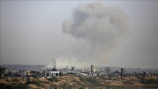 غزة.. الجيش الإسرائيلي يقتل فلسطينيا بخان يونس ويقصف شواطئ رفح