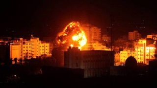 مصادر محلية: طيران الاحتلال يشن عدة غارات على مواقع في مدينة غزة