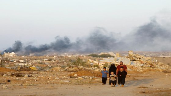 غارات إسرائيلية على بيت لاهيا ونسف للمنازل في خان يونس