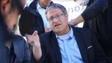 شاب فلسطيني يواجه بن غفير أثناء إشرافه على أوامر هدم في النقب