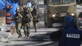 الجيش الإسرائيلي يقتحم قرية بالضفة ويحاصر منزلا وسط إطلاق نار