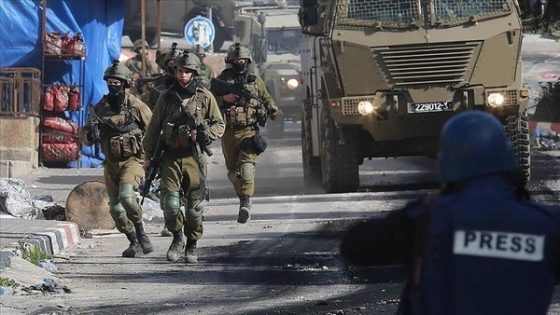 الجيش الإسرائيلي يقتحم قرية بالضفة ويحاصر منزلا وسط إطلاق نار