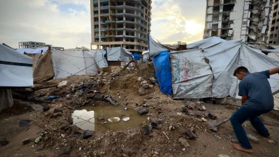 غارات إسرائيلية على القطاع والمنخفض الجوي يفاقم معاناة النازحين